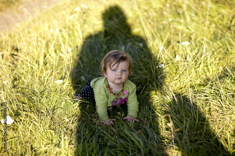 Kleinkind und Mutter auf Sommerwiese Kleinkind und Mutter auf Sommerwiese