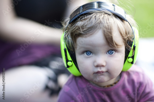 Portrait eines Kleinkindes mit Gehörschutz