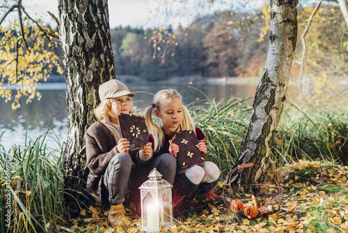 Hansel and Gretel, Boy and girl sitting in forest, eating gingerbread