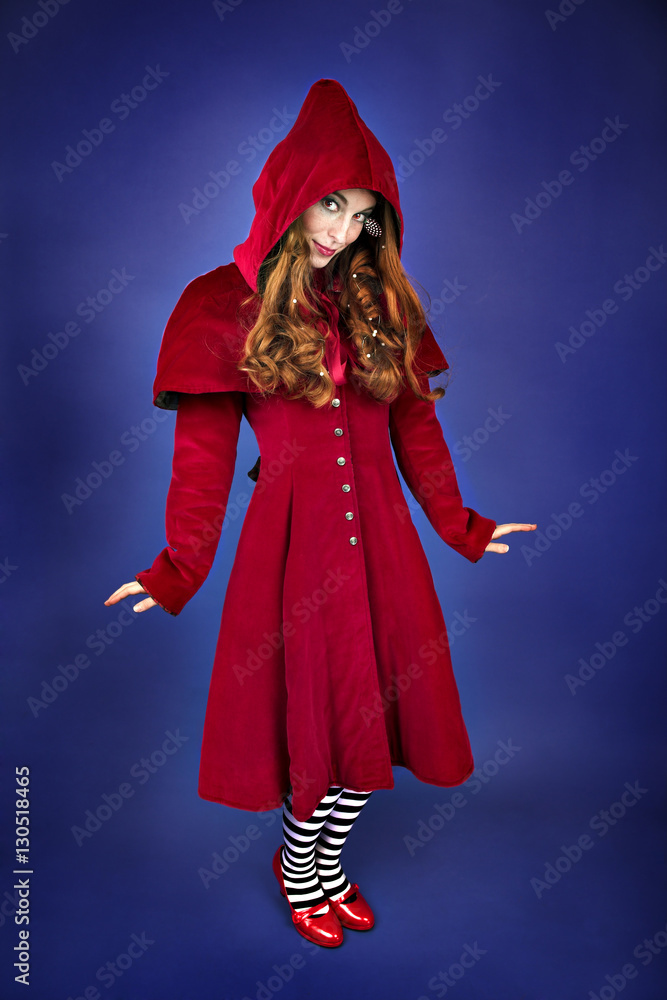 Junge rothaarige Frau im Rotkäppchen Mantel