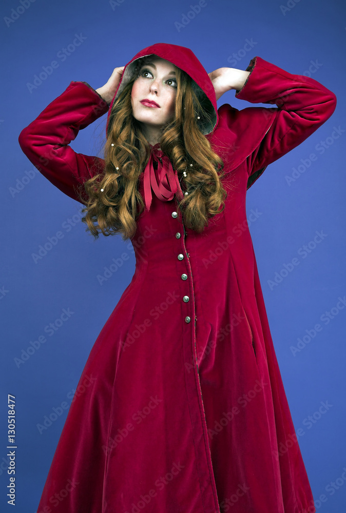 Junge rothaarige Frau im Rotkäppchen Mantel