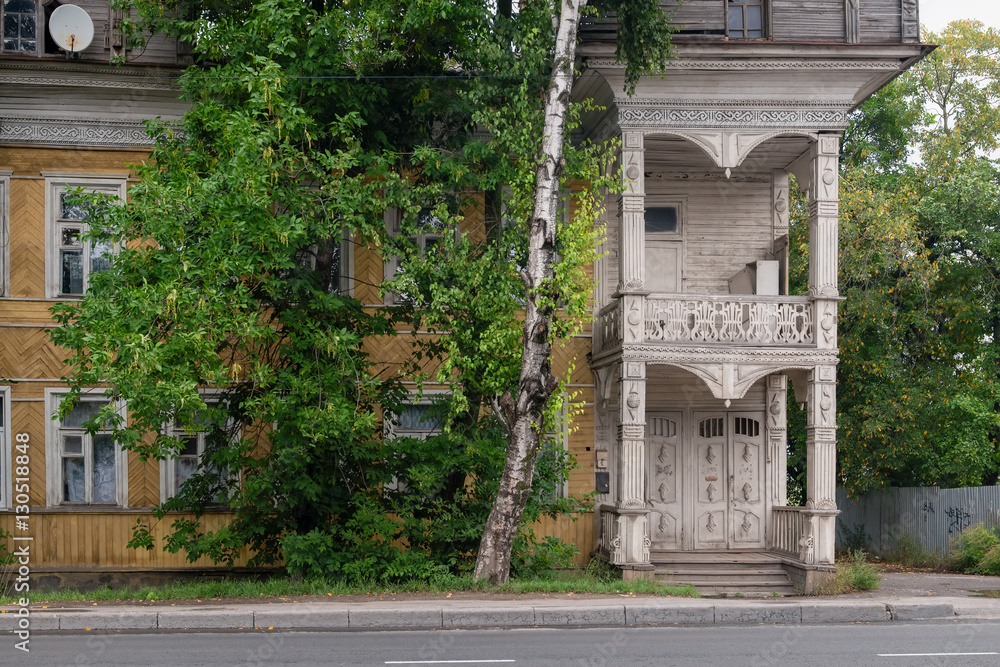 Obraz premium Wooden house with carved architraves, Vologda