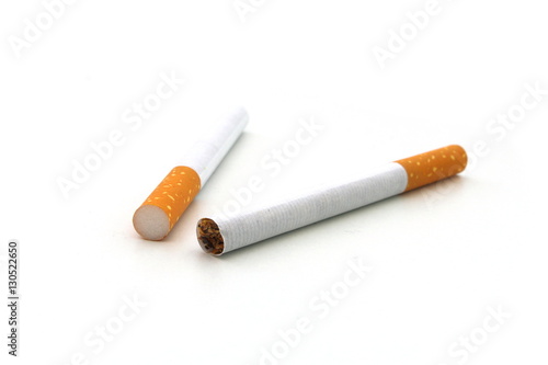 zwei zigaretten auf weissem hintergrund