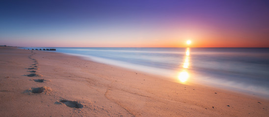 Keuken achterwand Strand zonsondergang Voetstappen in zand langs strand  © Michael