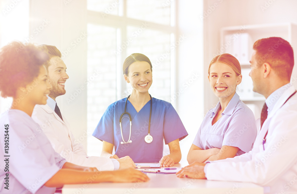 Obraz premium group of happy doctors meeting at hospital office