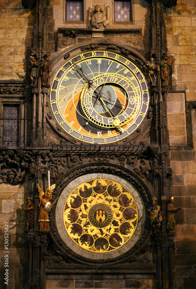 Obraz premium Astronomical clock in old town prague at night
