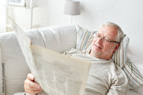 close up of senior man reading newspaper at home © Syda Productions