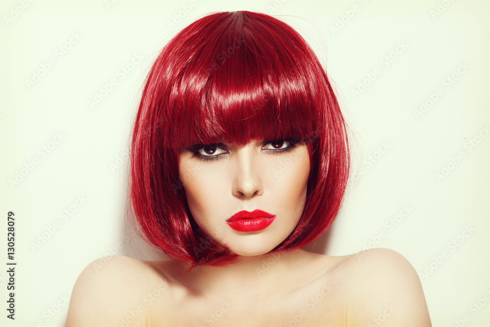 Vintage style portrait of young beautiful sexy red-haired girl with bob  haircut and stylish make-up foto de Stock | Adobe Stock