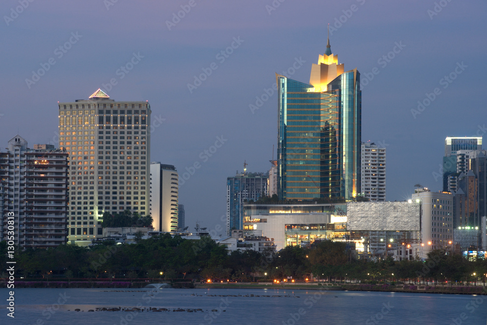 Obraz premium View of Building Skyline taken from Benjakiti Park in Bangkok.
