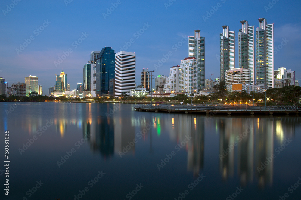 Obraz premium View of Building Skyline taken from Benjakiti Park in Bangkok.