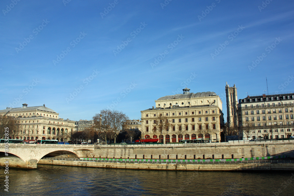 Les quais de Seine et la tour Saint-Jacques à Paris