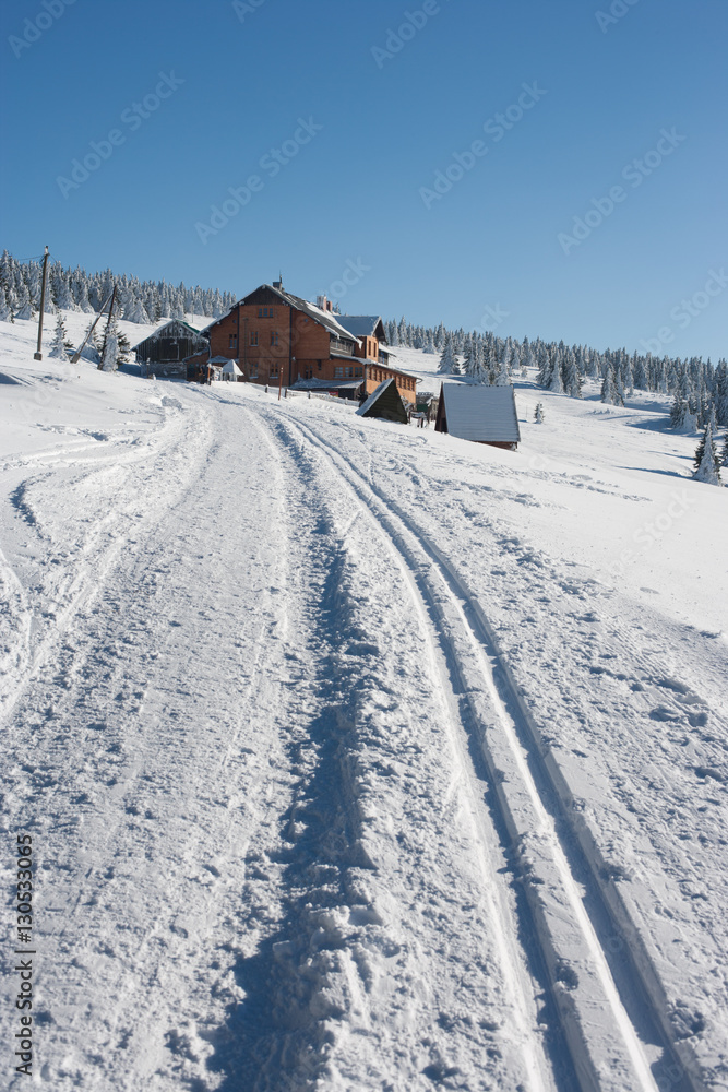 Schronisko pod Śnieżnikiem w zimowej scenerii, Kotlina Kłodzka