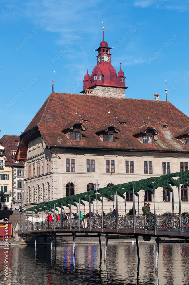 Svizzera, 08/12/2016: lo skyline della città medievale di Lucerna con vista della torre Zit con il più antico orologio della città, costruito nel 1535