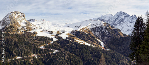 Piste da sci sulle dolomiti photo