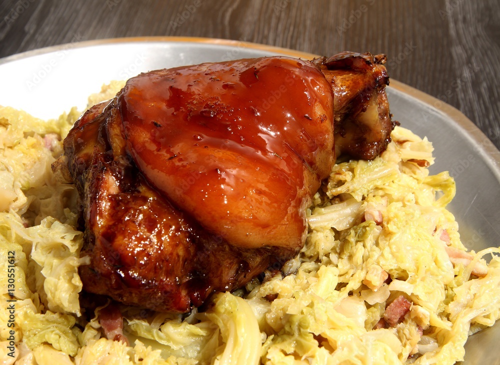 Jarret De Porc Au Miel Et Sauce Soja Au Four jarret de porc laqué au miel et soja sur un lit de chou vert braisé aux