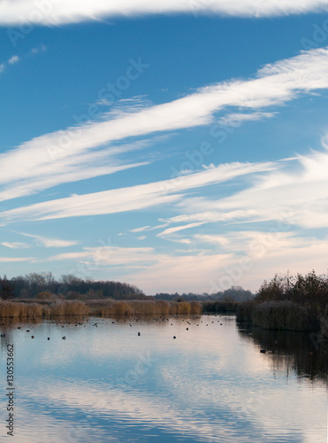 Konstfotografi Blauwe wolkenhemel reflecteert in poldersloot
