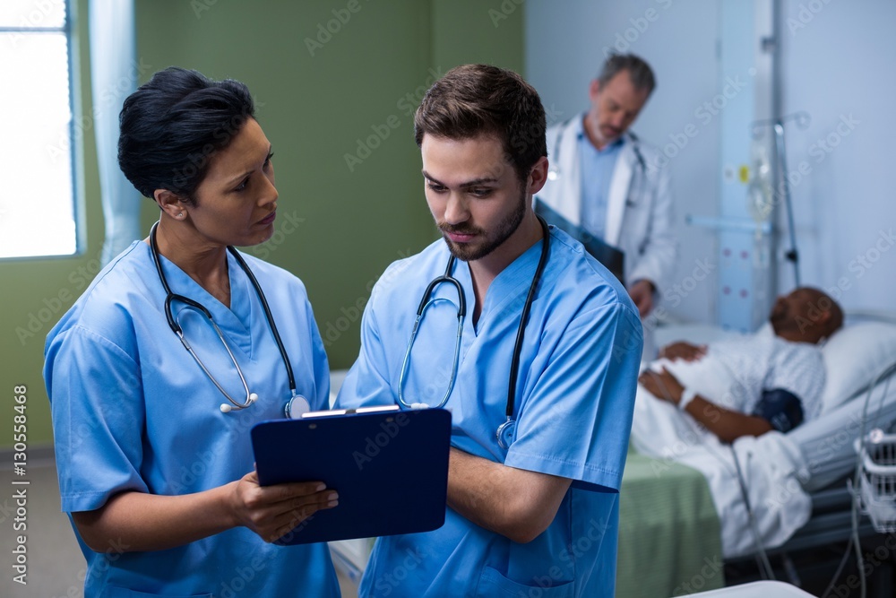 © WavebreakMediaMicro - Male and female nurse having discussion over clipboard in ward © WavebreakMediaMicro - Male and female nurse having discussion over clipboard in ward