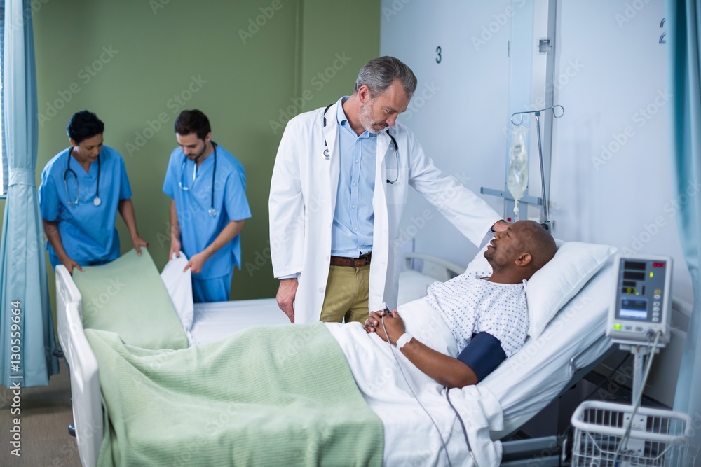 Obraz premium Doctor interacting with patient in ward