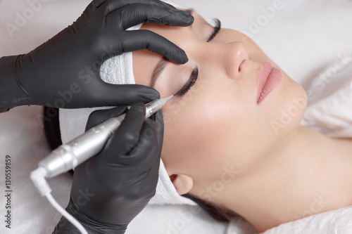 Photo Cosmetologist making permanent makeup