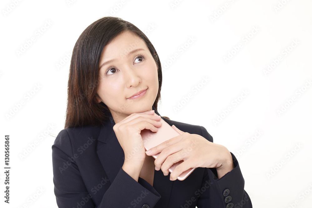 スマートフォンを持つ女性