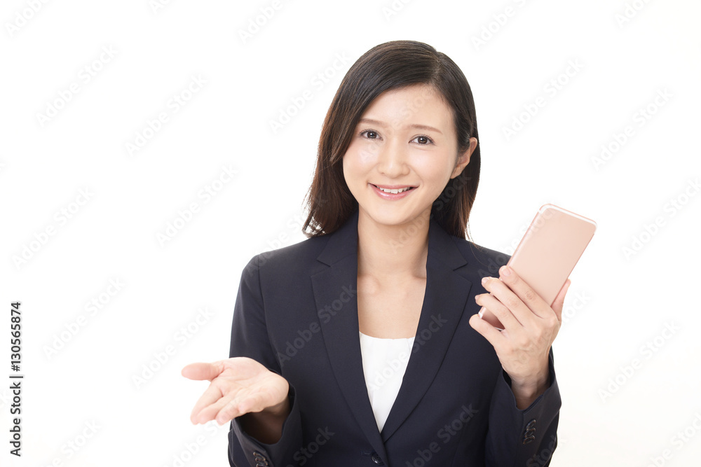 スマートフォンを持つビジネスウーマン
