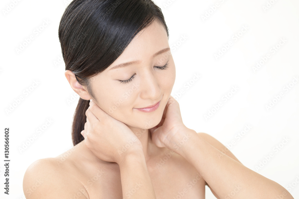 スキンケアをする女性