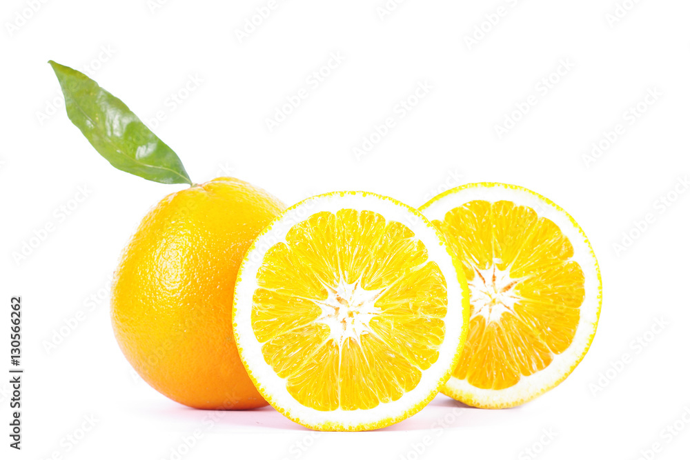 Orange vor weißem Hintergrund