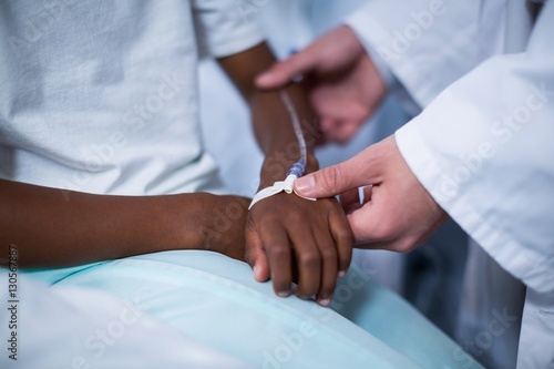 Doctor examining a child in hospital © WavebreakmediaMicro