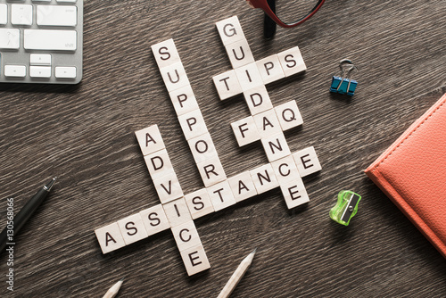Obraz na płótnie Feedback assistance support guidance words spelled with cubes on wooden table w salonie