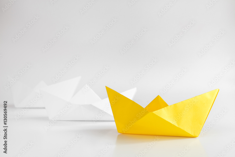 Naklejka premium choice concept paper boats on white background