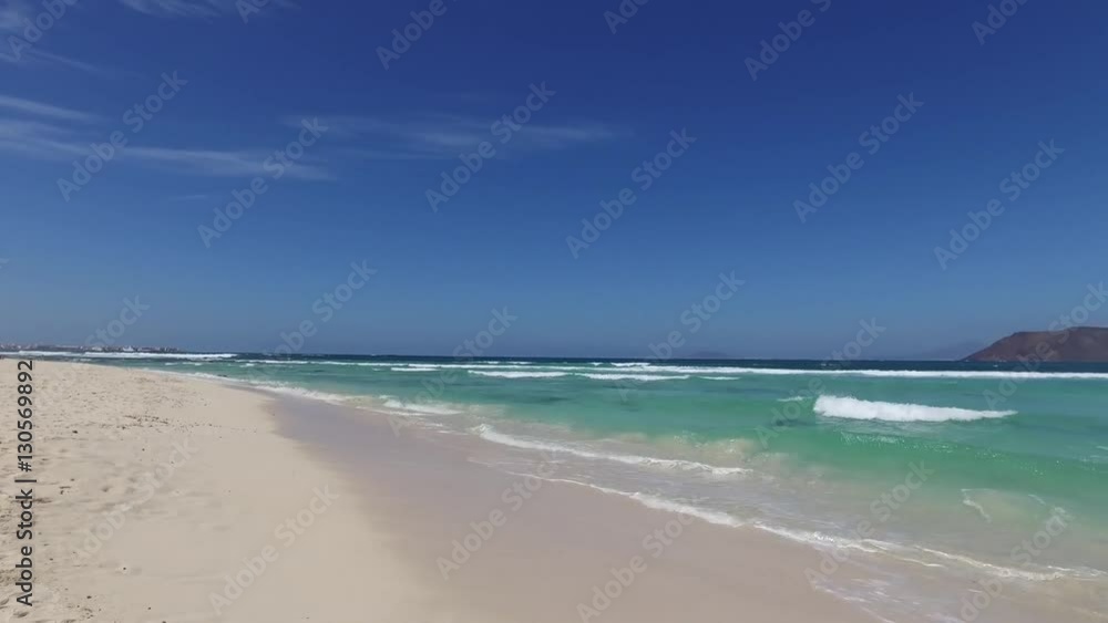 Fuerteventura: Grande Playas beach, una delle spiagge più famose per il surf e il kitesurf, acqua cristallina, formazioni rocciose, sottosuolo, vista sull'isolotto di Lobos il 7 settembre 2016 Fuerteventura: Grande Playas beach, una delle spiagge più famose per il surf e il kitesurf, acqua cristallina, formazioni rocciose, sottosuolo, vista sull'isolotto di Lobos il 7 settembre 2016