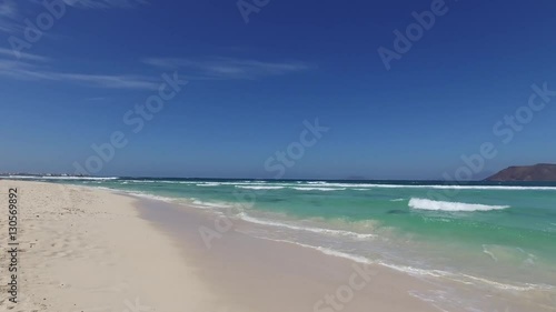 Fuerteventura: Grande Playas beach, una delle spiagge più famose per il surf e il kitesurf, acqua cristallina, formazioni rocciose, sottosuolo, vista sull'isolotto di Lobos il 7 settembre 2016 photo