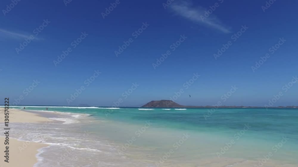 Fuerteventura: Grande Playas beach, una delle spiagge più famose per il surf e il kitesurf, acqua cristallina, formazioni rocciose, sottosuolo, vista sull'isolotto di Lobos il 7 settembre 2016 Fuerteventura: Grande Playas beach, una delle spiagge più famose per il surf e il kitesurf, acqua cristallina, formazioni rocciose, sottosuolo, vista sull'isolotto di Lobos il 7 settembre 2016