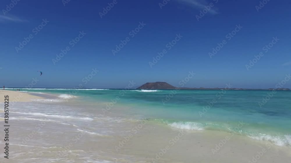 Fuerteventura: Grande Playas beach, una delle spiagge più famose per il surf e il kitesurf, acqua cristallina, formazioni rocciose, sottosuolo, vista sull'isolotto di Lobos il 7 settembre 2016 Fuerteventura: Grande Playas beach, una delle spiagge più famose per il surf e il kitesurf, acqua cristallina, formazioni rocciose, sottosuolo, vista sull'isolotto di Lobos il 7 settembre 2016