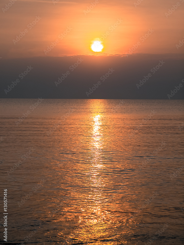 Fototapeta premium Sunrise over sea