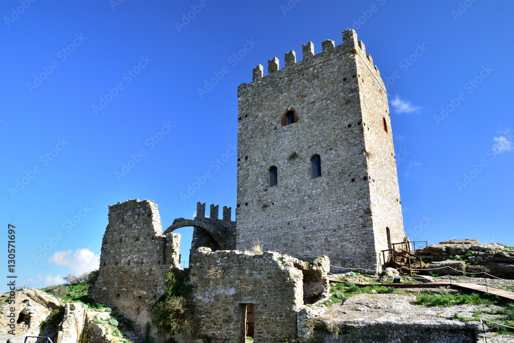 Vista dei ruderi del castello di Cefalà Diana, provincia di Palermo IT	