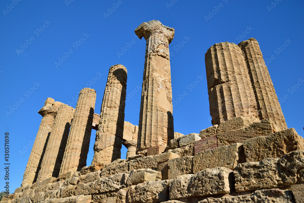 Vista sulle rovine di un tempio. Parco archeologico della Valle dei Templi, Agrigento / Sicilia IT