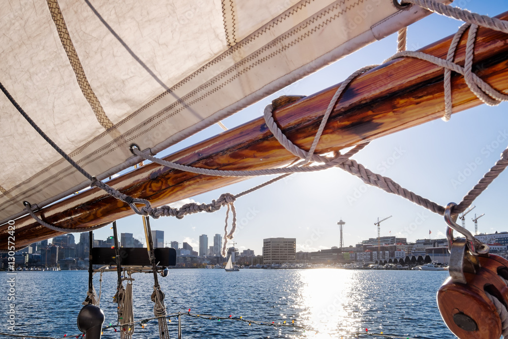 Fototapeta premium Seattle sailing on Lake Union at sunset with a view of skyline