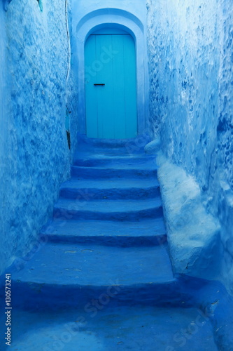 Narrow blue street © juanorihuela