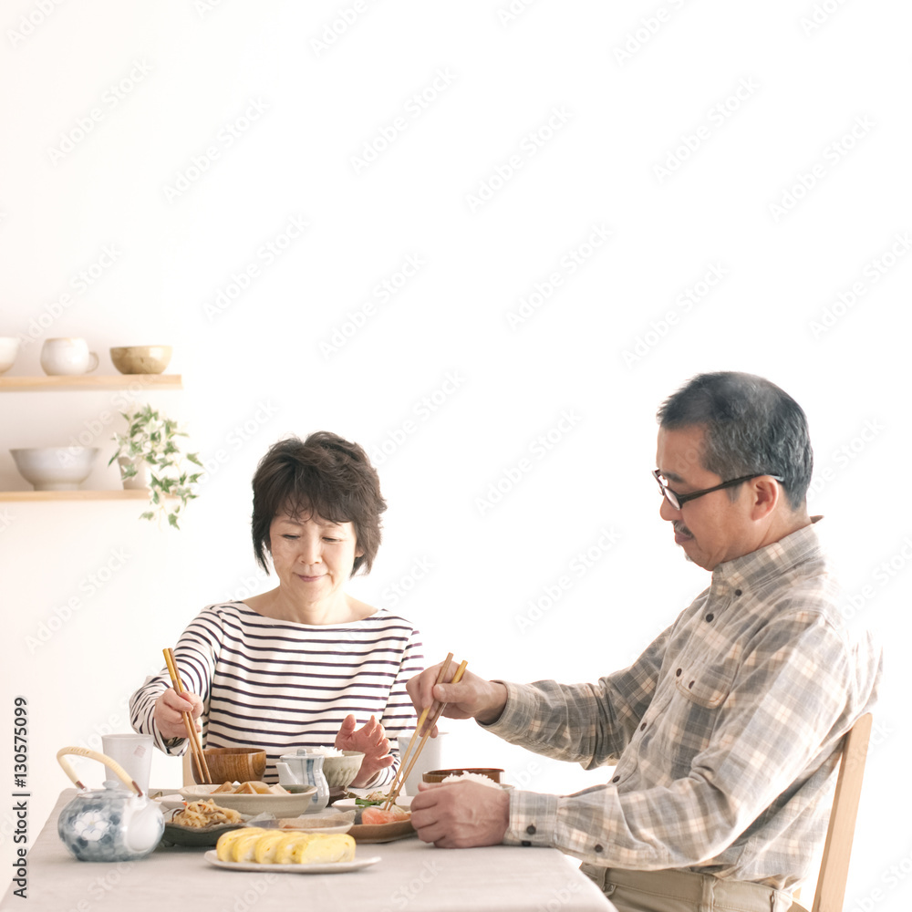 朝食を食べるシニア夫婦
