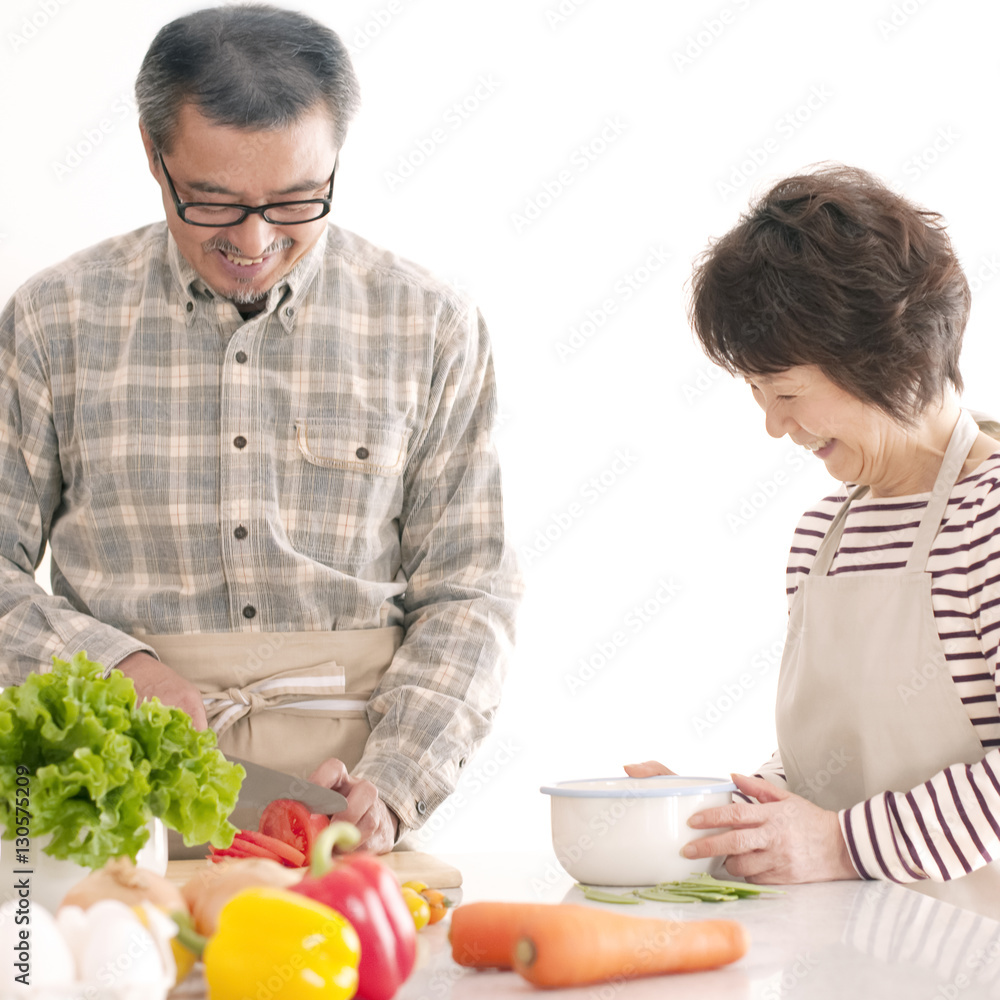 料理をするシニア夫婦 料理をするシニア夫婦