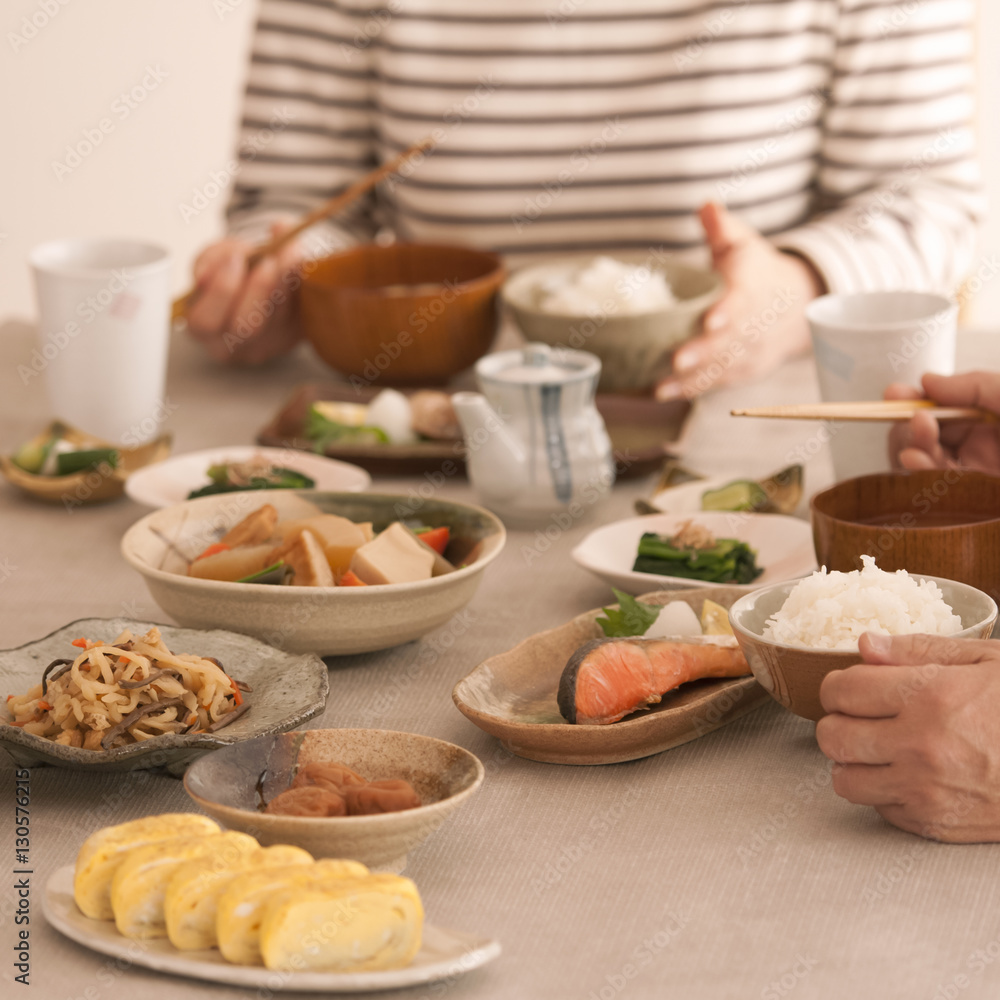 食事をするシニア夫婦の手元 食事をするシニア夫婦の手元