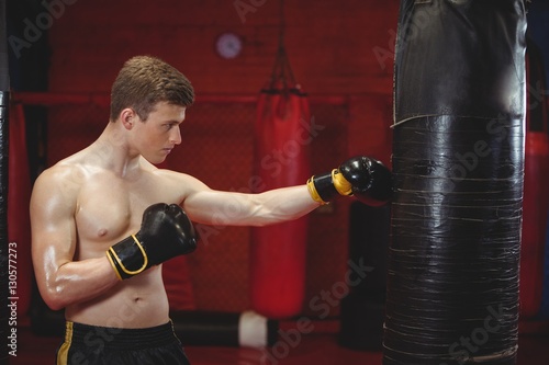 Boxer punching a boxing bag © WavebreakmediaMicro