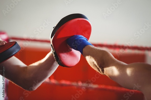 Kobieta bokser ćwiczy w ringu