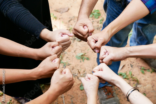 Fotografi Posting stranglehold or wisp hand to the center of group of peop