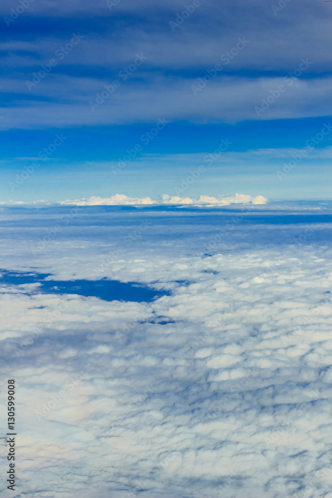 飛行機の窓から見える 雲　青空　陸　