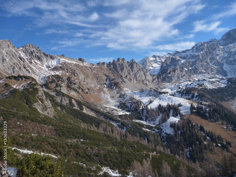 Obraz premium early winter trekking in beautiful salzkammergut