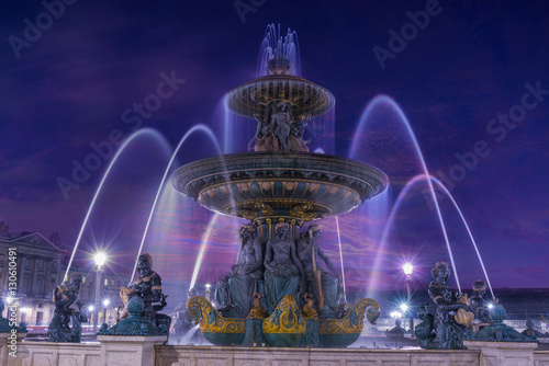 Fountain at Place de la Concord in Paris © Netfalls