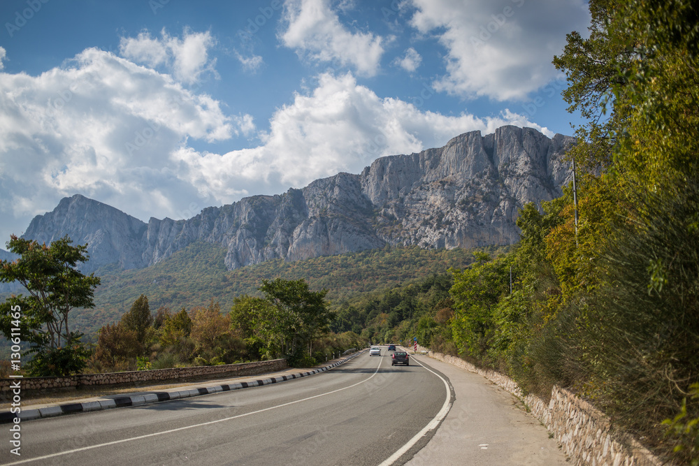 Naklejka premium Road with mountains at the background.
