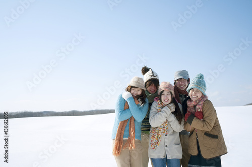 雪原で寒そうにする若者たち © ohayou!